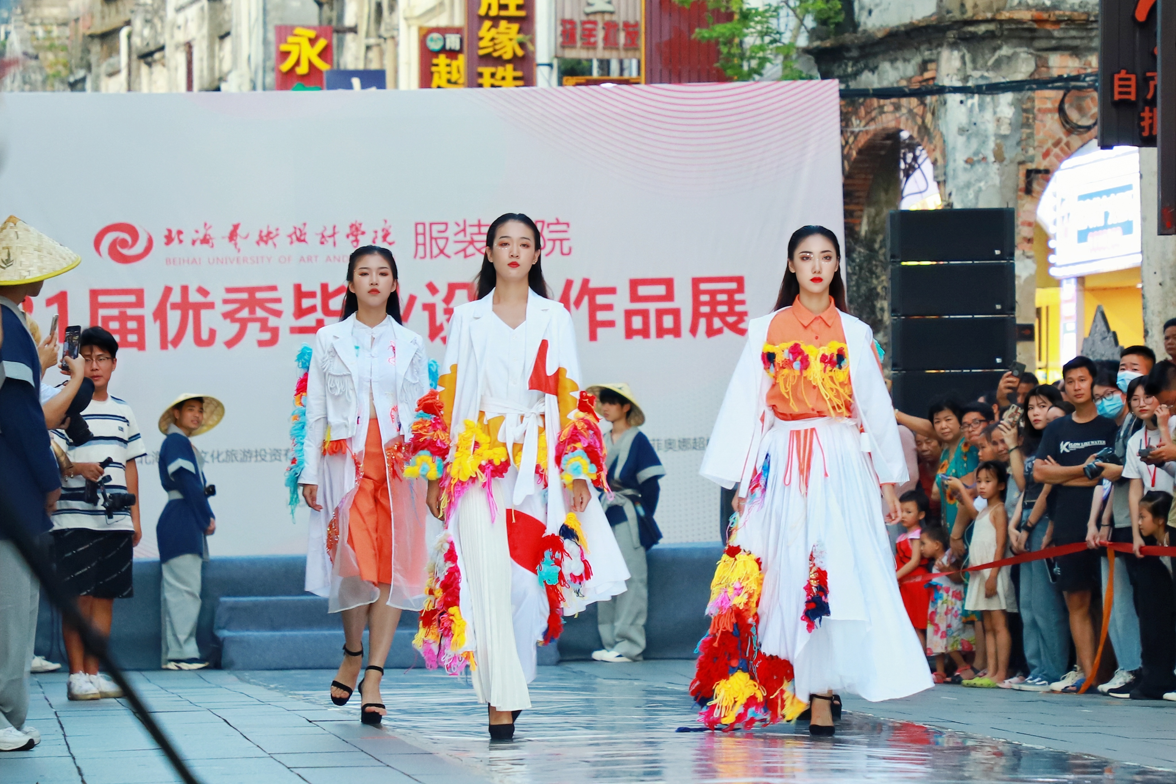 學(xué)生在北海老街進(jìn)行優(yōu)秀畢業(yè)作品展走秀。北海藝術(shù)設(shè)計(jì)學(xué)院供圖.jpg