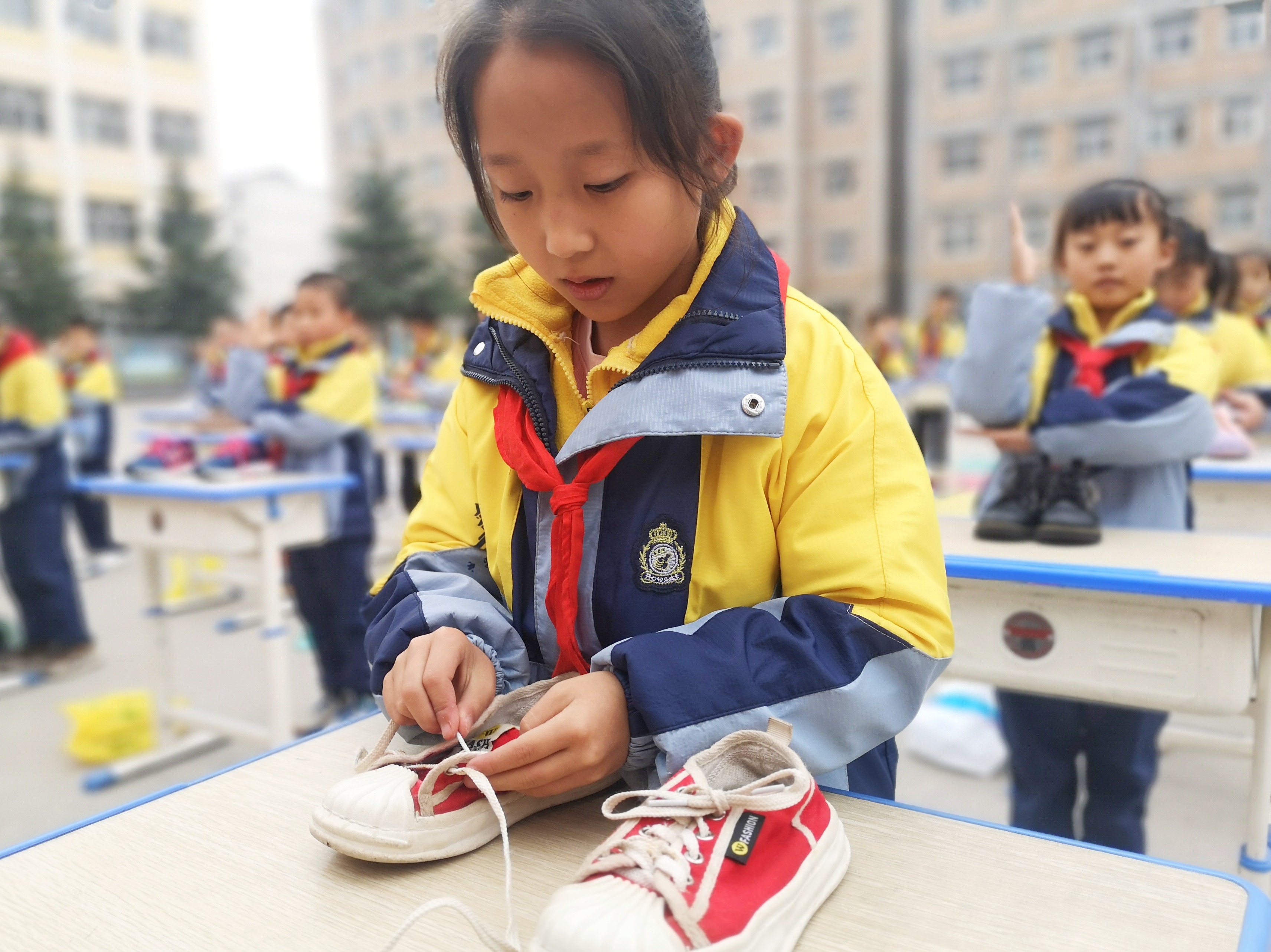 2022年11月8日，甘肅省華亭市實(shí)驗(yàn)小學(xué)學(xué)生在勞動(dòng)教育技能展示活動(dòng)中比賽系鞋帶。.jpeg