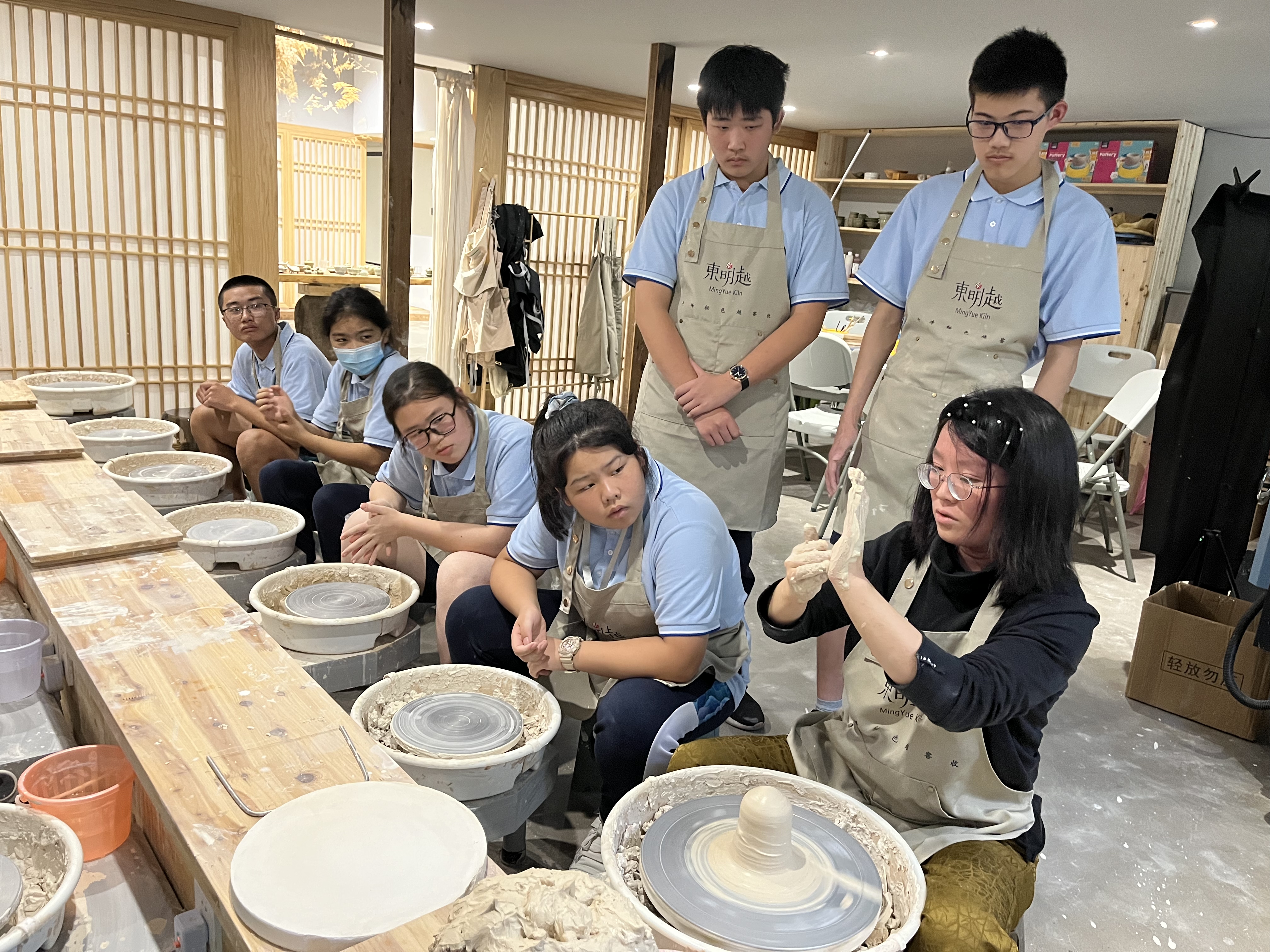 東錢湖旅游學校學生在老師的指導下體驗陶藝 傳承宋韻文化 吳彥攝.jpg