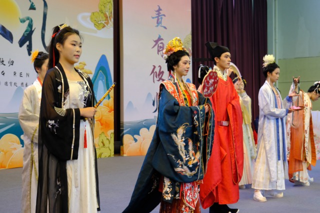 學(xué)生進(jìn)行宋服表演  展現(xiàn)宋韻風(fēng)華 張培堅攝.jpg