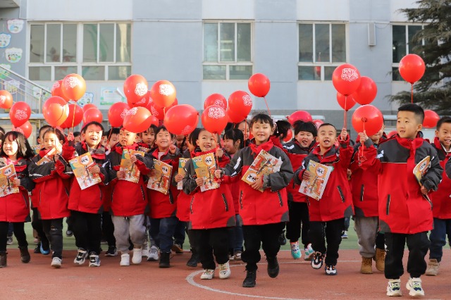 01——2月19日，甘肅省平?jīng)鍪嗅轻紖^(qū)西大街小學(xué)教育集團，學(xué)生們領(lǐng)取到新課本后在校園里高興地奔跑。.JPG