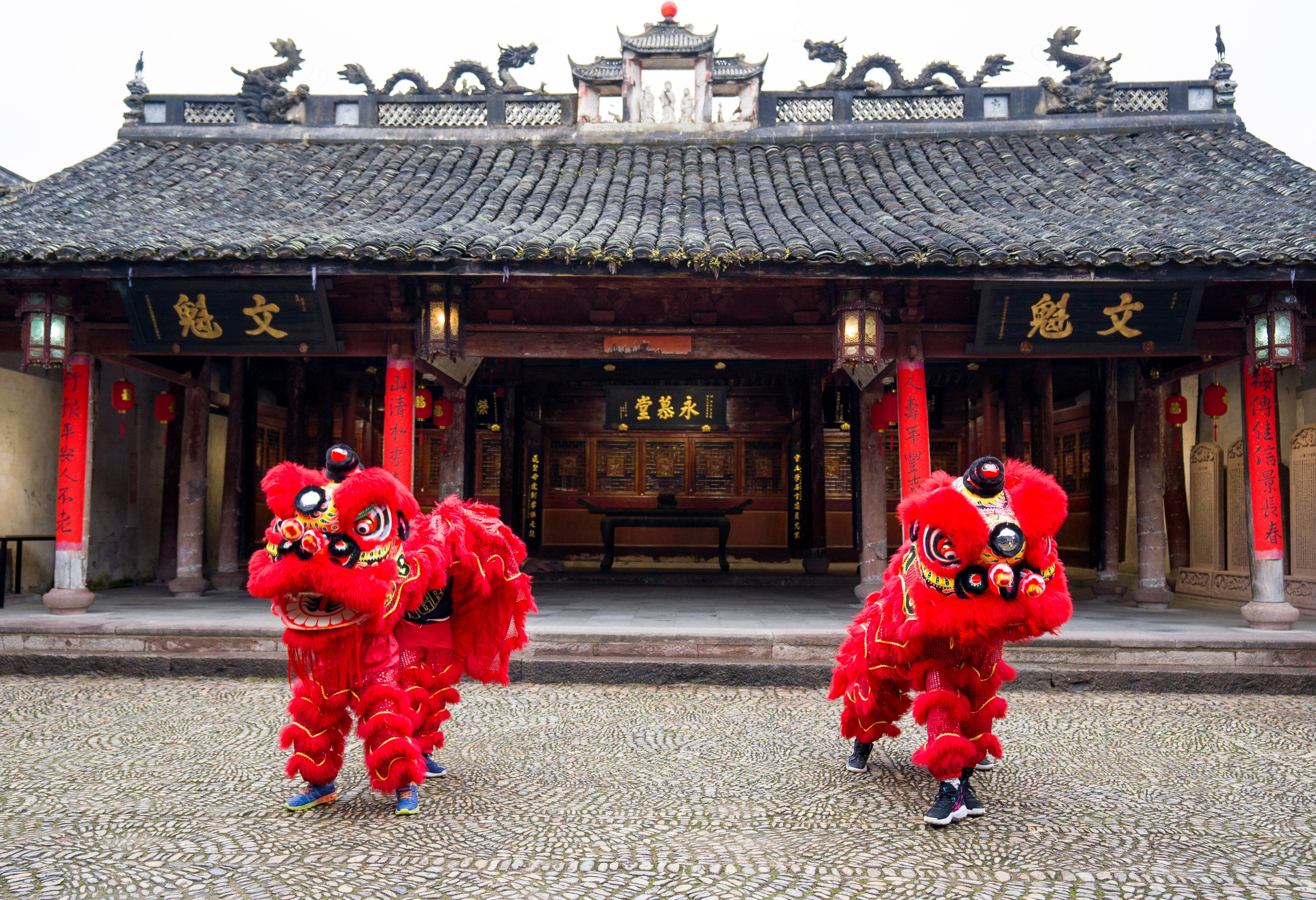 雄獅少年張鎮(zhèn)浩和舞獅隊的隊友們在前童鎮(zhèn)祠堂訓(xùn)練 寧海縣教育局供圖.jpg