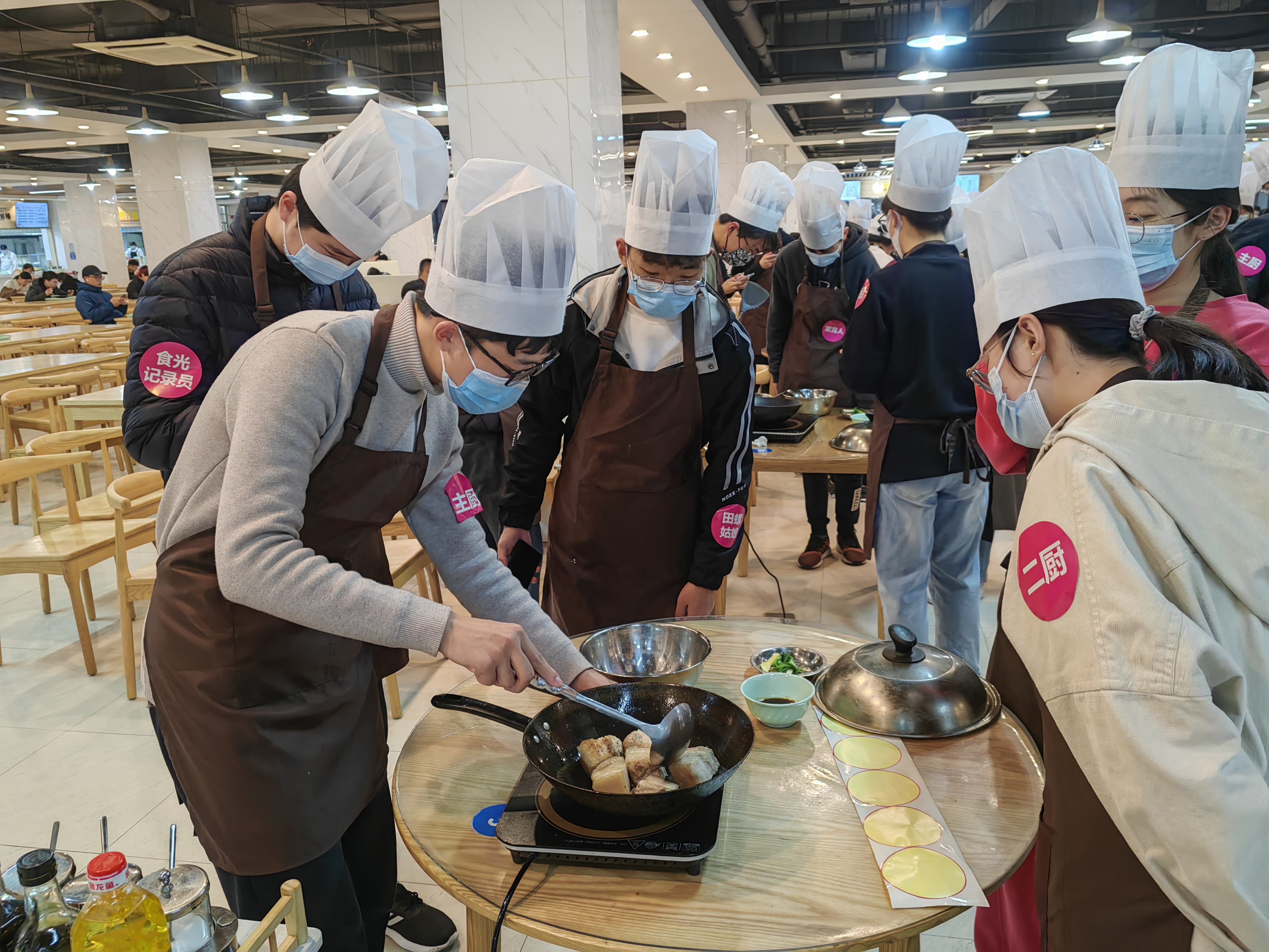 華東理工大學(xué)將勞動(dòng)教育課堂搬到食堂。（學(xué)校供圖）.jpg