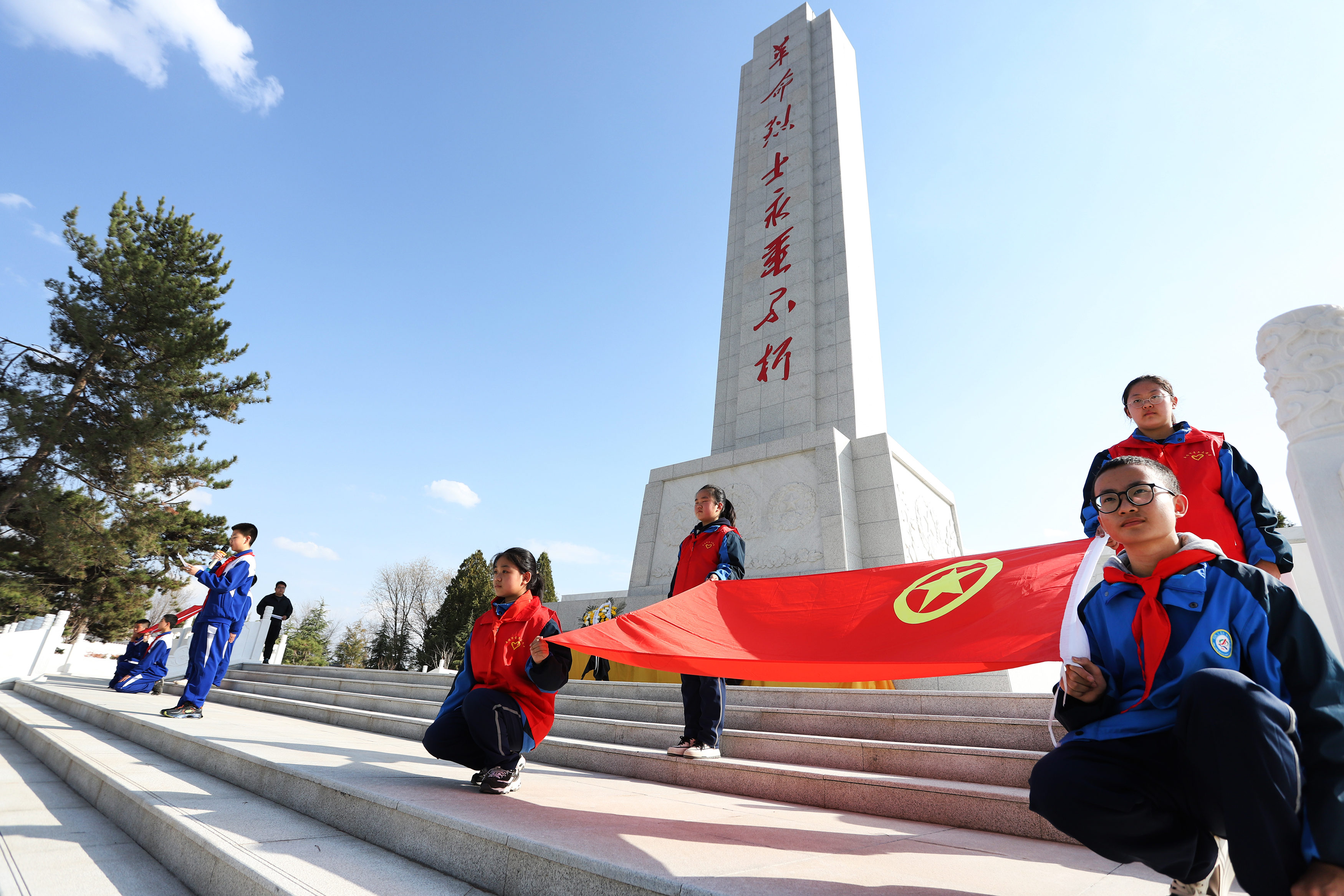 03——3月29日，甘肅省平涼市第四中學學生在平涼市烈士陵園紀念碑重溫入團、入隊誓詞。.JPG