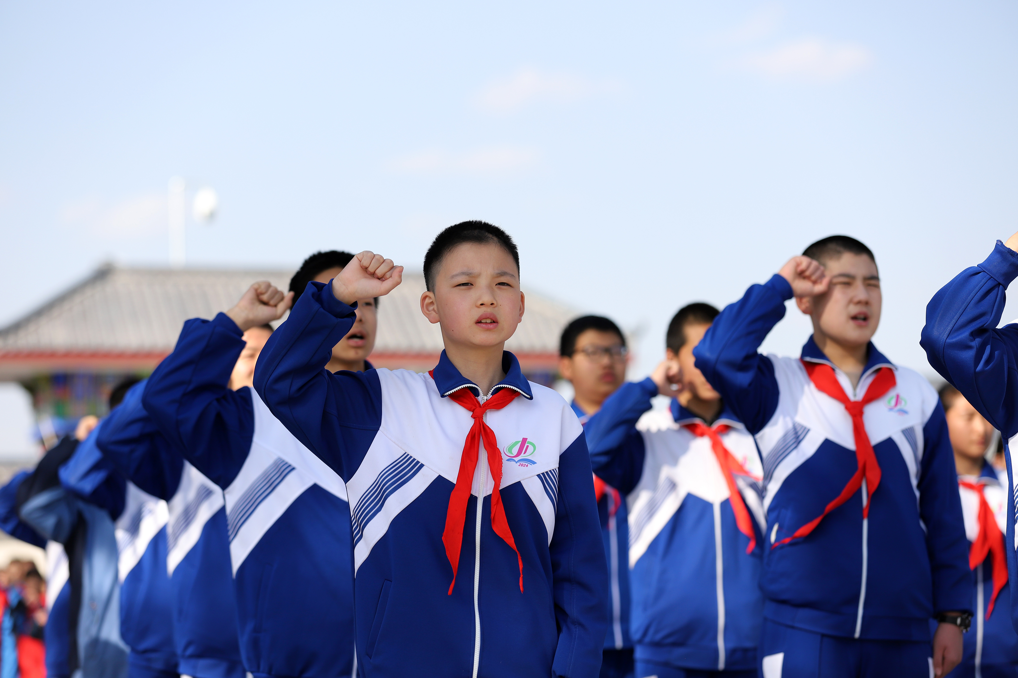 04——3月29日，甘肅省平涼市第四中學學生在平涼市烈士陵園紀念碑重溫入團、入隊誓詞。.JPG