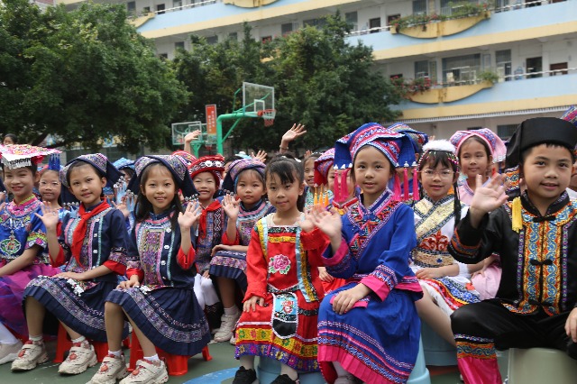 南寧市星湖小學(xué)的學(xué)生們穿上了鮮艷的民族服裝喜迎壯族“三月三”節(jié)日的到來(lái).JPG