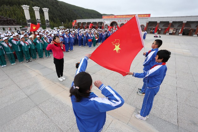 09——5月26日，甘肅省平涼市崆峒區(qū)西大街小學教育集團在六盤山紅軍長征紀念館舉行少先隊員入隊儀式。.JPG