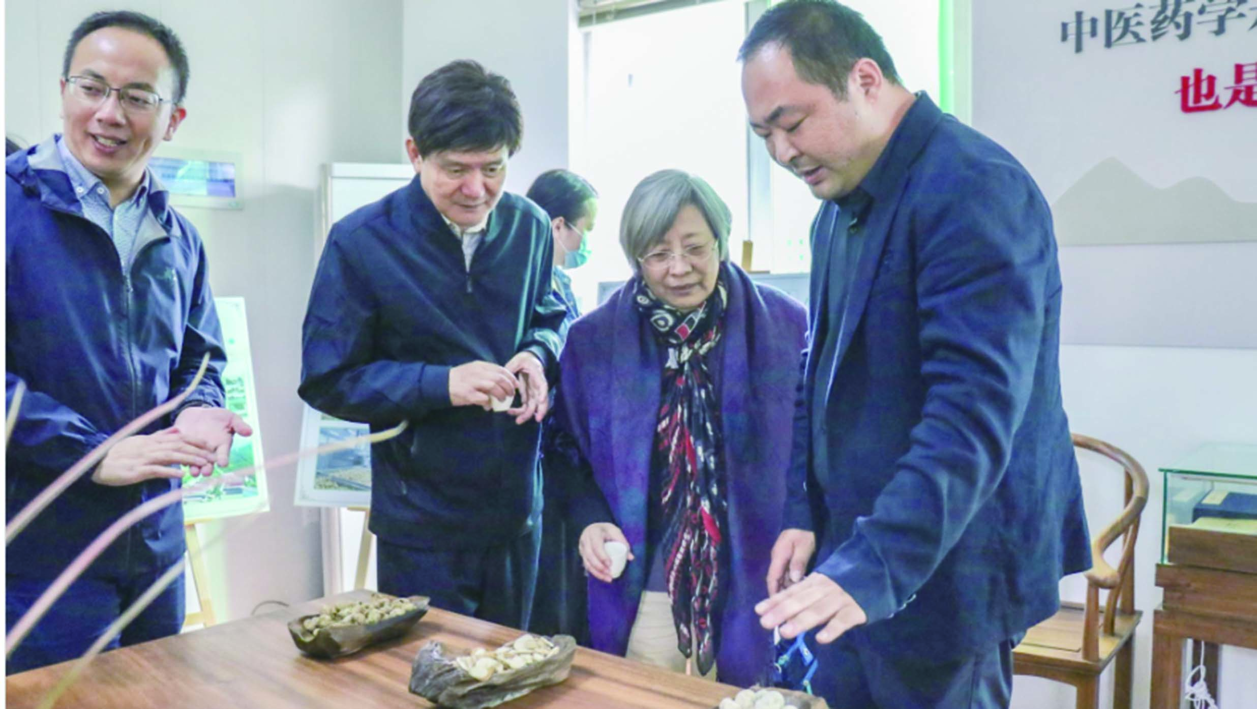 趙玉芬院士團隊成員查看飛天歸來的浙貝母種子 學校供圖.jpg