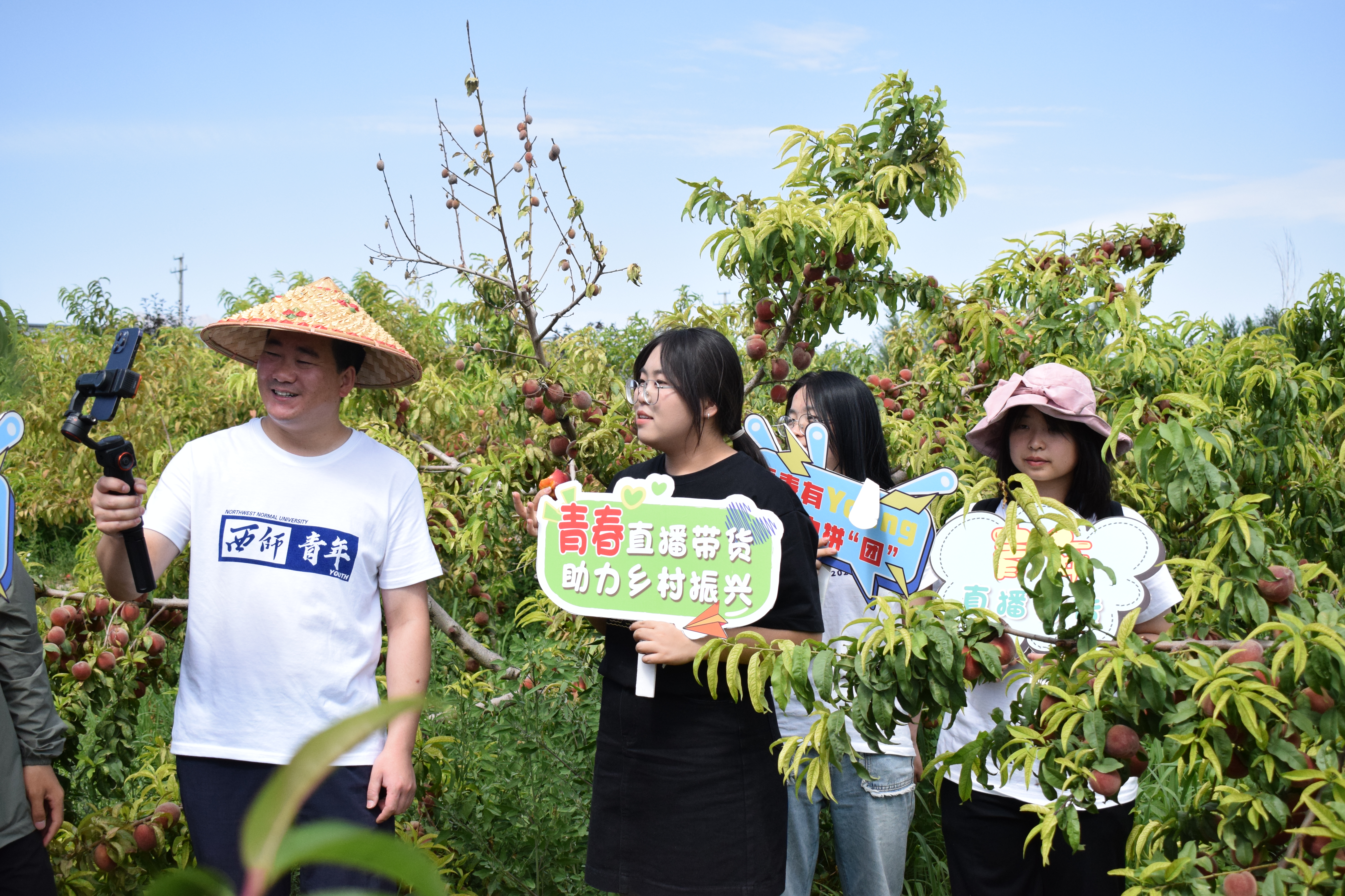 在臨澤縣，商學院“喵老師農(nóng)特文旅品牌提升路徑與矩陣融媒營銷”實踐團深入果園開展直播帶貨.jpg