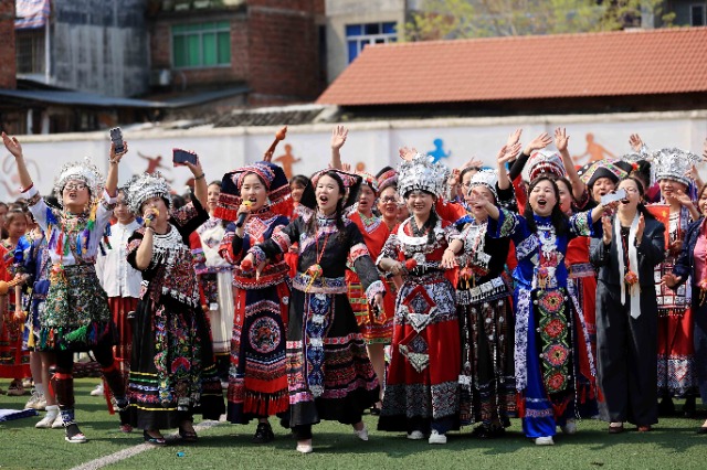 圖1：4月9日，在廣西柳州市融安縣實驗小學(xué)校園，師生們在進(jìn)行山歌對唱。（譚凱興 攝）.JPG