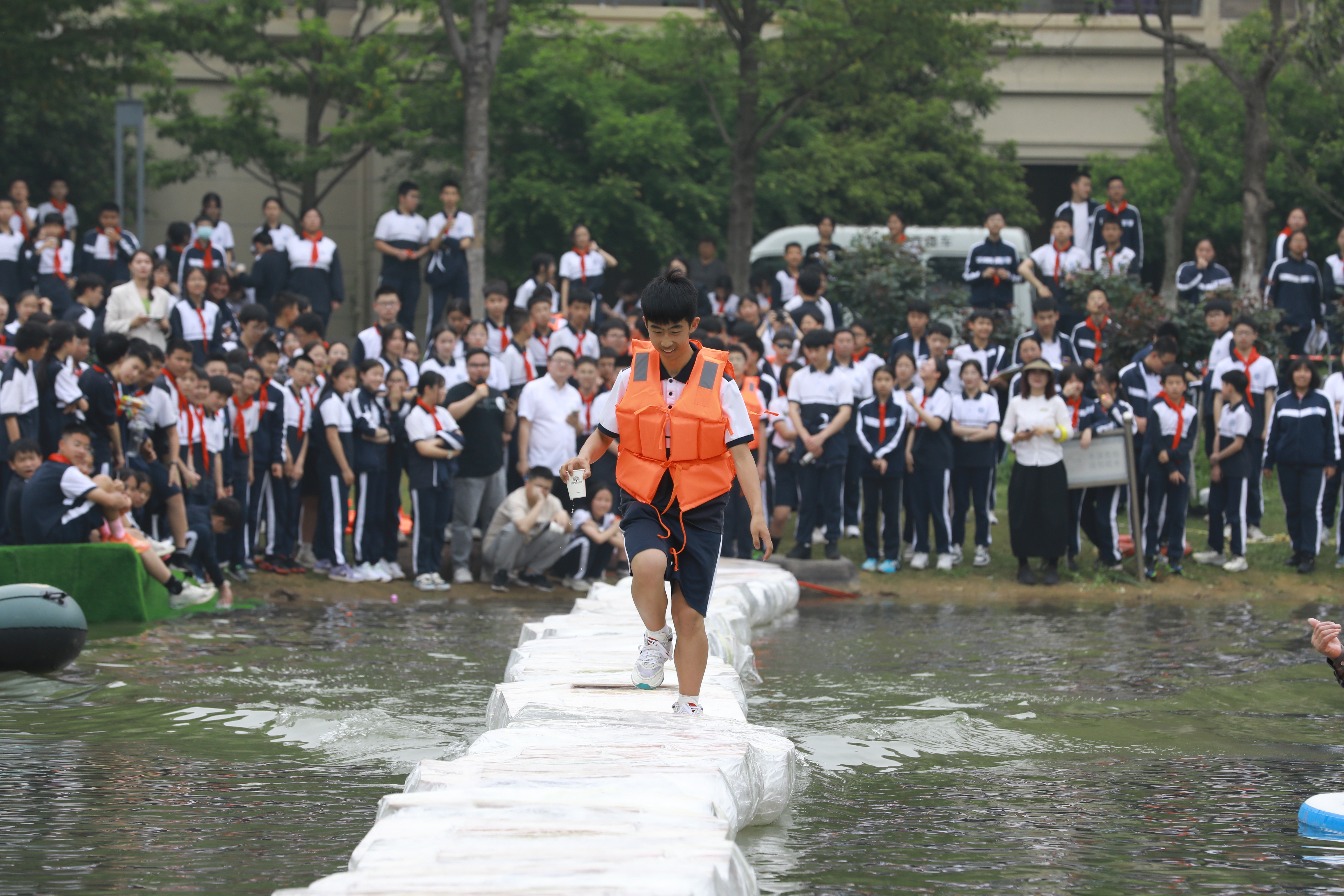 學(xué)生走在由塑料裝置搭建的長橋上。學(xué)校供圖.jpg