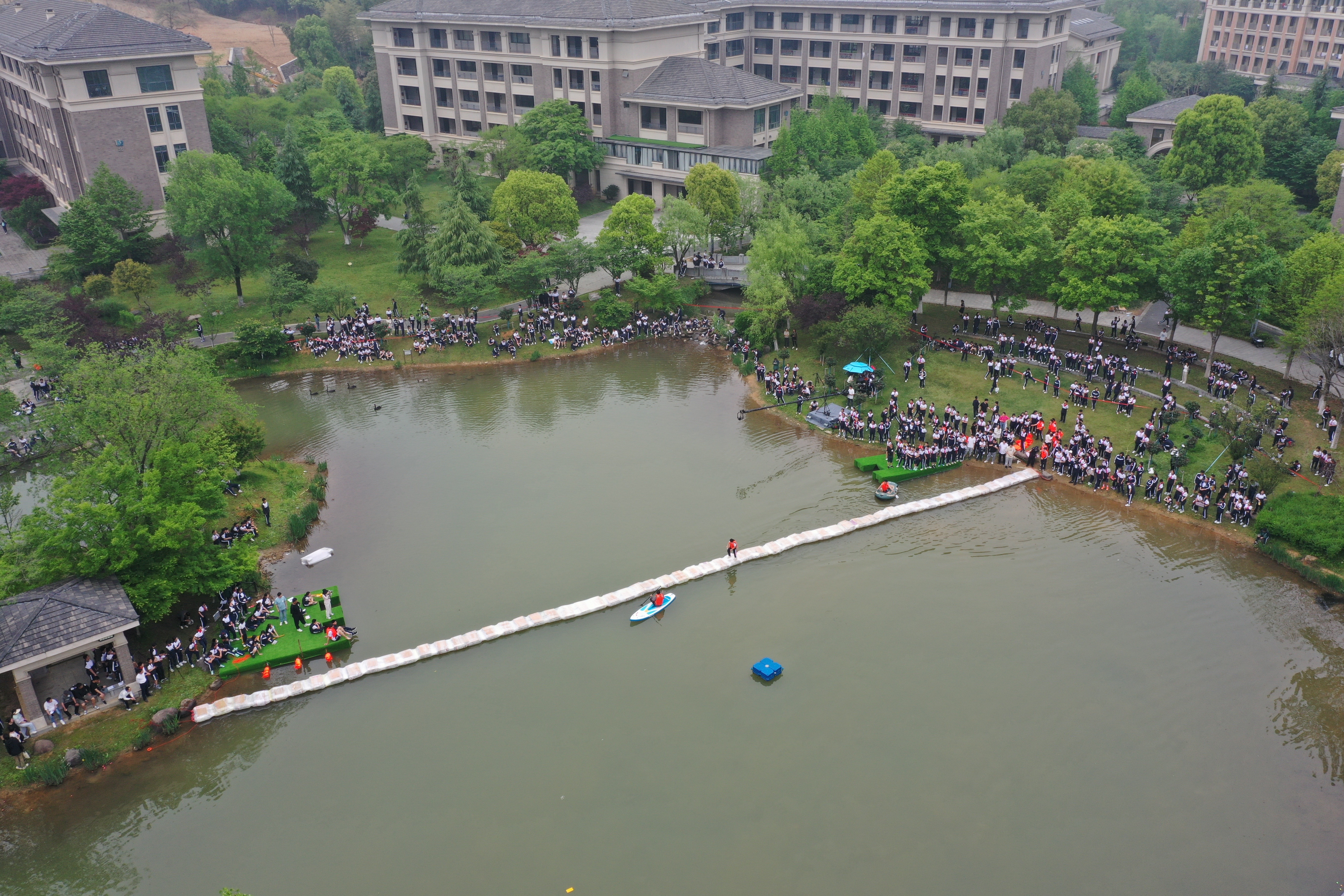 七年級學(xué)生自制浮橋。學(xué)校供圖.jpg