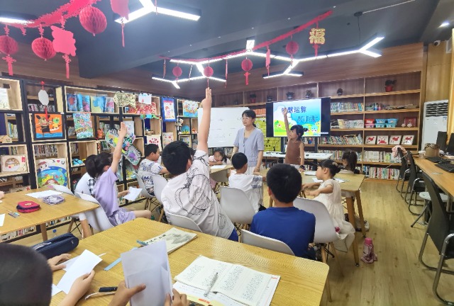 7月16日，姜堰區(qū)三水街道關工委陳莊社區(qū)校外輔導站開辦的《智慧運算一一感受別樣的數學》得到孩子們的青睞。（拍攝者：泰州市姜堰區(qū)關工委 全玉英）.jpg