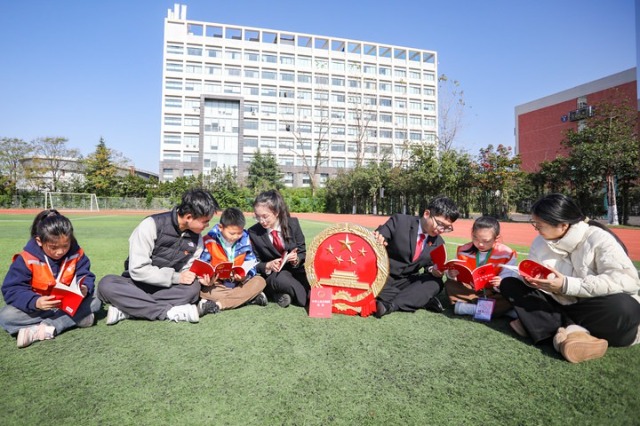 寧波財(cái)經(jīng)學(xué)院大學(xué)生和小學(xué)生共上一堂沉浸式法治教育課 徐凱陽 攝.jpg